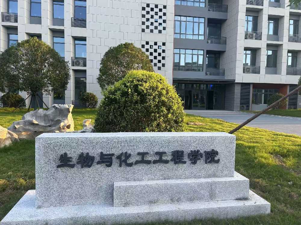 丁青县扬州职业大学体育场高杆灯项目